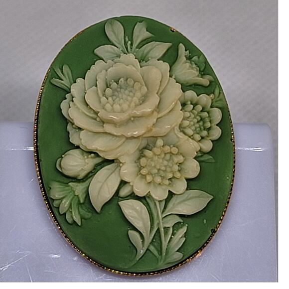 Vintage Acrylic Cameo Brooch Pin Ivory Floral Boquet On Green In Gold Frame Rare - Picture 1 of 6